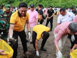 Polres Jember Laksanakan Gerakan Indonesia Asri Bersihkan Pantai Watu Ulo
