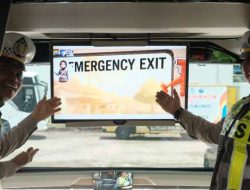 Polres Malang Sosialisasikan Tertib Lalin Melalui Program Polantas Menyapa di OPS Keselamatan Semeru