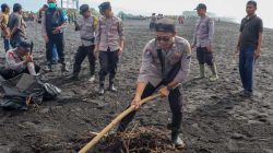 Polres Lumajang Gelar Aksi Bersih – bersih Wujudkan Pantai Watu Pecak Asri