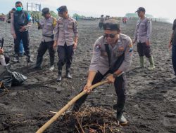 Polres Lumajang Gelar Aksi Bersih – bersih Wujudkan Pantai Watu Pecak Asri
