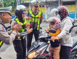 Hari Kesepuluh Operasi Keselamatan Semeru Polres Lumajang Beri Hadiah Pengendara Tertib