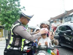 Operasi Keselamatan Semeru Polres Ponorogo Beri Hadian Helm dan Cokelat Pengendara Tertib