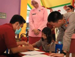 Kapolres dan Ketua Bhayangkari Kediri Kota Tinjau Pemeriksaan Kesehatan Siswa TK, Pastikan Tumbuh Kembang Optimal