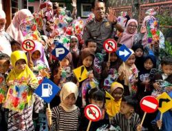 Lewat Pertunjukkan Wayang Kardus, Kapolsek Kediri Kota Ajak Anak-Anak Tertib Berlalu Lintas