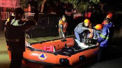 Polres Jember Evakuasi Korban Banjir di Rambipuji Pastikan Bantuan Tersalurkan