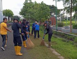 Dukung Program Presiden, TNI–Polri dan Warga Mojoroto Gelar Karya Bhakti Massal