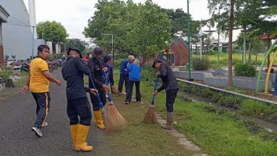 Dukung Program Presiden, TNI–Polri dan Warga Mojoroto Gelar Karya Bhakti Massal
