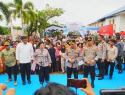 Tinjau Hunian Sementara Korban Bencana di Tapteng, Kapolri-Ketua Komisi IV Salurkan 16 Truk Bantuan Kemanusiaan