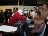 Momen Kapolri Ikut Donor Darah saat Hadiri Baksos HUT ke-53 Buruh KSPSI