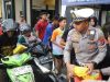 Polres Kediri Bagikan Takjil Gratis kepada Masyarakat di Depan Mako Polres Kediri