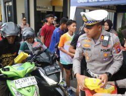 Polres Kediri Bagikan Takjil Gratis kepada Masyarakat di Depan Mako Polres Kediri