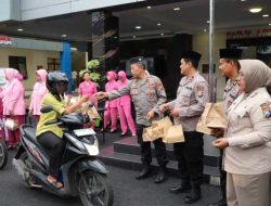 Polres Tulungagung Berbagi Takjil Tebar Kebaikan di Bulan Ramadhan