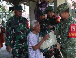 Dansatgas TMMD ke-127 Serahkan Paket Sembako kepada Penerima Rutilahu di Kediri