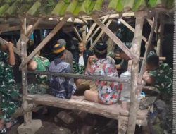 Hangat di Gardu Ronda, Satgas TMMD ke-127 Perkuat Keamanan dan Kebersamaan di Kapasan