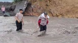 Aksi Heroik Polisi di Lumajang Gendong Siswa SD Seberangi Lahar Dingin Semeru