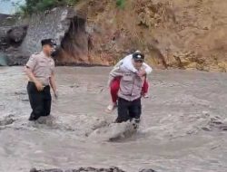 Aksi Heroik Polisi di Lumajang Gendong Siswa SD Seberangi Lahar Dingin Semeru