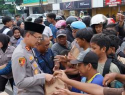 Polres Situbondo Bersama Insan Pers Berbagi Takjil Ratusan Bungkus Habis Dalam 10 Menit