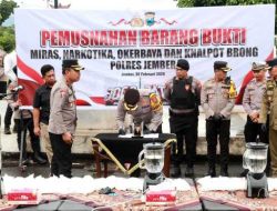 Polres Jember Musnahkan Ribuan Botol Miras Hasil Operasi Pekat di Bulan Ramadhan