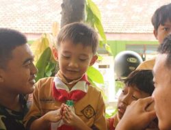 Hangatnya Kebersamaan Satgas TMMD Kodim 0809/Kediri dan Siswa MI di Desa Gadungan