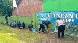 Jelang Ramadhan Perdana 2026, Satgas TMMD ke-127 Bersihkan Sekolah dan Masjid di Desa Gadungan