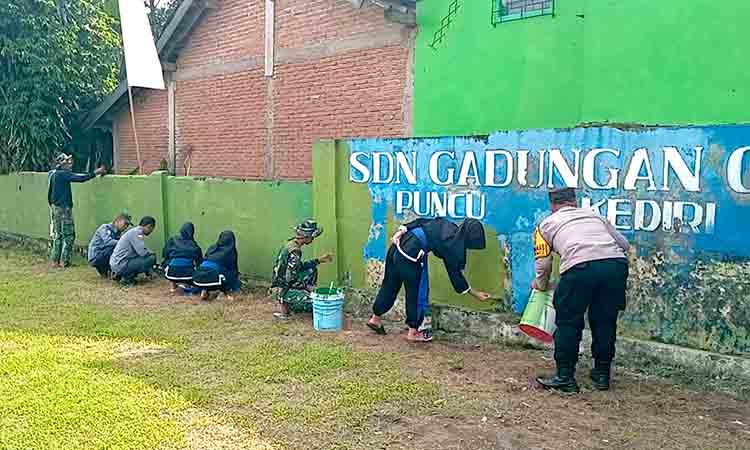 Jelang Ramadhan Perdana 2026, Satgas TMMD ke 127 Bersihkan Sekolah dan Masjid di Desa Gadungan