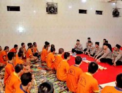 Bukan di Balai Kota, Bukan di Hotel: Kapolres Lamongan Berbuka Puasa Bersama Tahanan