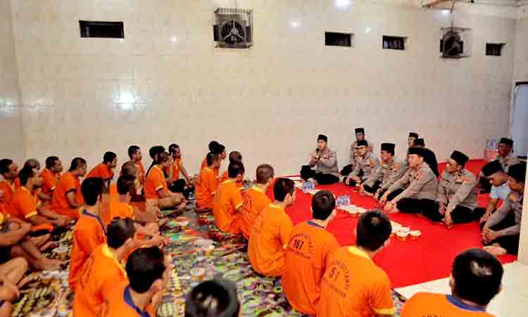 Kapolres Lamongan Pilih Buka Puasa Bersama Tahanan