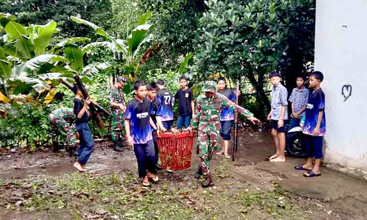 Kerja Bakti Bersama Siswa SMP