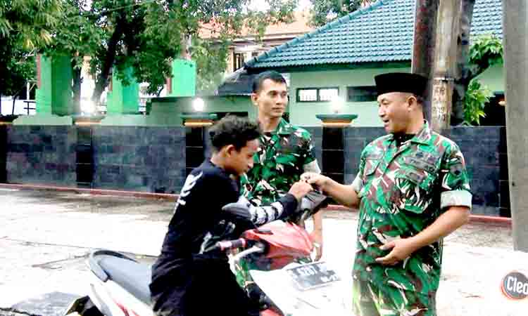 Kodim 0812 Lamongan Tebar Takjil, Wujudkan Kepedulian di Bulan Ramadhan