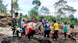 Kolaborasi Koramil 13/Pulosari Bersama Warga dan Relawan Bangun Jembatan Bailey di Desa Penakir