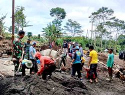 Kolaborasi Koramil 13/Pulosari Bersama Warga dan Relawan Bangun Jembatan Bailey di Desa Penakir