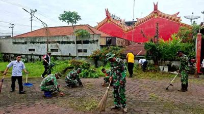 Koramil 04/Comal Terjun Langsung dalam Gerakan Indonesia ASRI di Klenteng Tin An Bio Purwoharjo