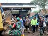 Koramil 13/Pulosari Gotong Royong Bersihkan Lokasi Pasca Banjir Bandang di Desa Penakir