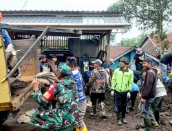 Koramil 13/Pulosari Gotong Royong Bersihkan Lokasi Pasca Banjir Bandang di Desa Penakir