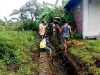 Peduli Lingkungan, Babinsa Morowudi Turun Langsung Bersama Warga Bersihkan Selokan