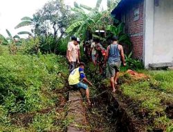 Peduli Lingkungan, Babinsa Morowudi Turun Langsung Bersama Warga Bersihkan Selokan
