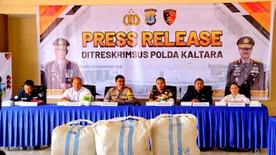 Polda Kaltara Bongkar Penyelundupan 55 Ballpress Pakaian Bekas Impor Ilegal
