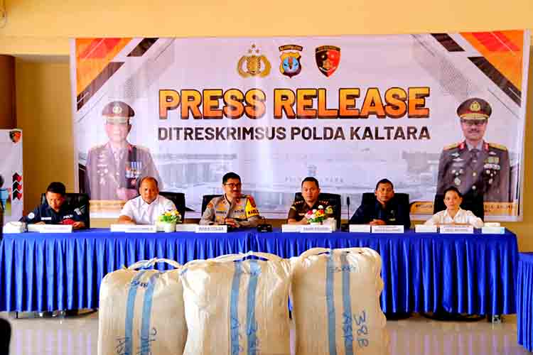 Polda Kaltara Bongkar Penyelundupan 55 Ballpress Pakaian Bekas Impor Ilegal