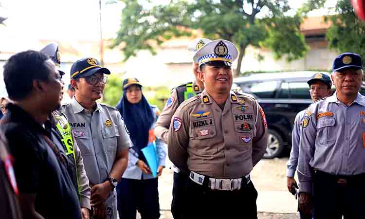 Polres Gresik dan Polda Jawa Timur Gelar Rampcheck Bus Pariwisata