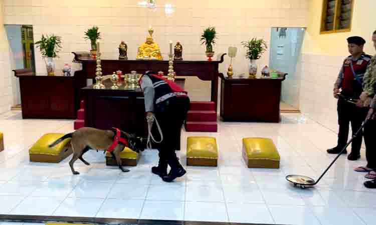 Polres Lumajang Lakukan Sterilisasi Vihara Jelang Perayaan Imlek