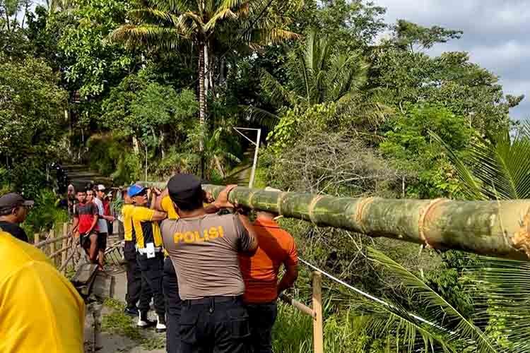 Polres Ponorogo Perbaiki Jembatan Darurat