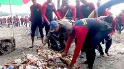 Pusdik Brimob Gelar Aksi Bersih Pantai Pasir Putih Situbondo, Tindak Lanjuti Arahan Presiden RI