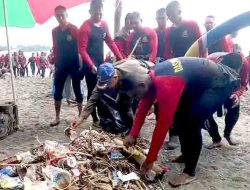 Pusdik Brimob Gelar Aksi Bersih Pantai Pasir Putih Situbondo, Tindak Lanjuti Arahan Presiden RI