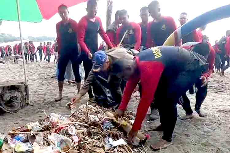 Pusdik Brimob Gelar Aksi Bersih Pantai Pasir Putih Situbondo