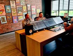 Sat Binmas Polres Gresik Sapa Warga Lewat Radio, Gaungkan Pesan Kamtibmas Ramadhan