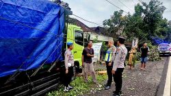 Sat Lantas Polres Lamongan Evakuasi Truk Tabrak Rumah, Nihil Korban Jiwa