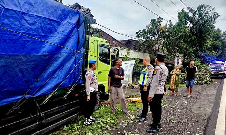 Sat Lantas Polres Lamongan Evakuasi Truk Tabrak Rumah, Nihil Korban Jiwa