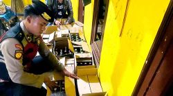 Sat Samapta Polres Lamongan Sita Ratusan Botol Miras dari Kos di Brondong