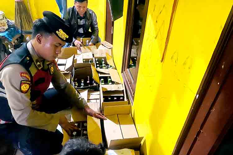 Sat Samapta Polres Lamongan Sita Ratusan Botol Miras dari Kos di Brondong