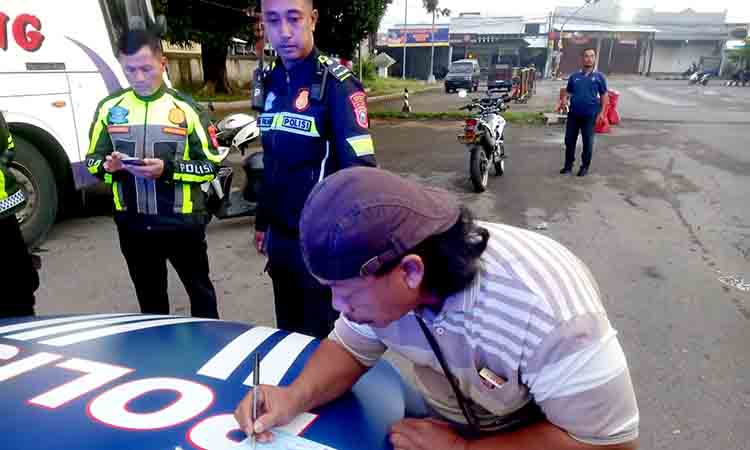 Satlantas Polres Kediri Kota Tahan Bus Bagong